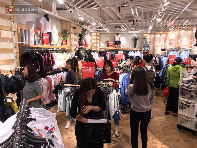 Zara Sài Gòn và Hà Nội đông nghịt, dân tình xếp hàng dài ngay ngày đầu tiên giảm giá